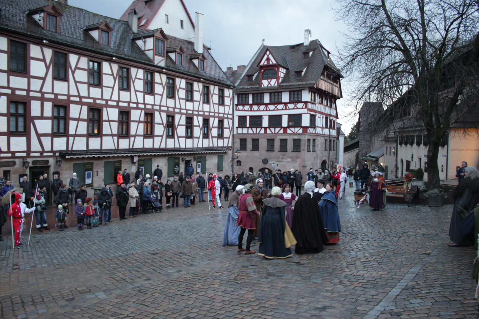 Schembart Winteraustreiben vor dem Albrecht Dürer Haus. Tanz des Frühlings