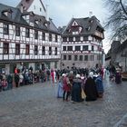 Schembart Winteraustreiben vor dem Albrecht Dürer Haus. Tanz des Frühlings