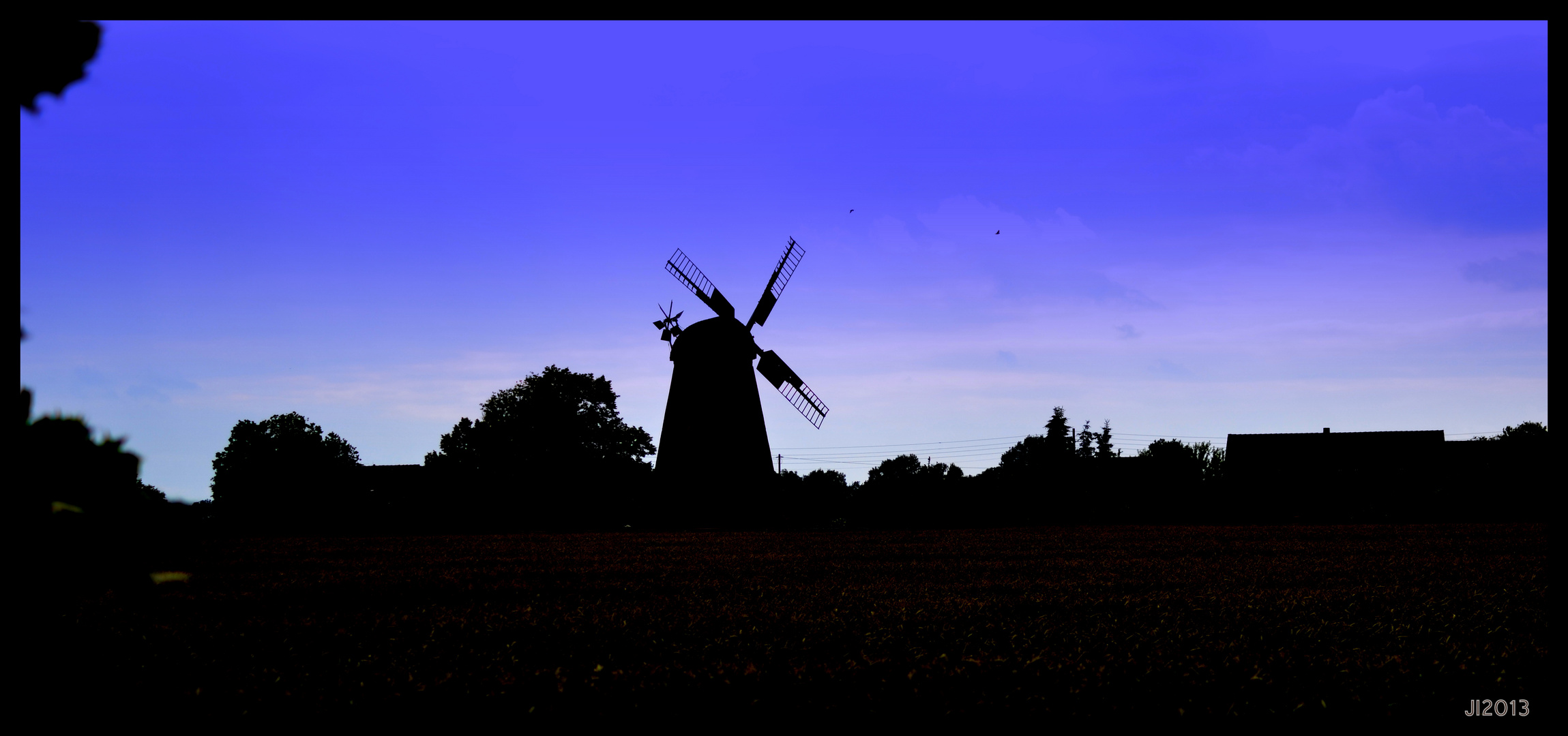 "Scherenschnitt" Alte Mühle in Dörrwalde zur Blauen Stunde