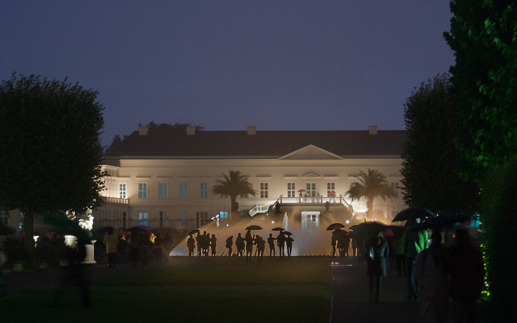 Scherenschnitt vorm Schloss Herrrenhausen