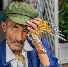 Scherenverkäufer in Yunnan