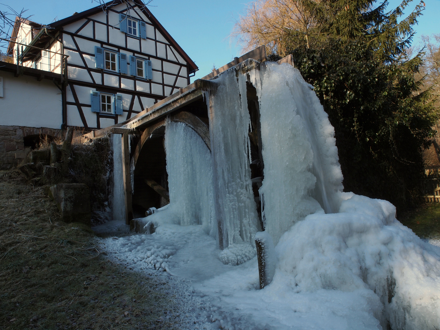 Scheuermühle mit Bizarren Eissäulen