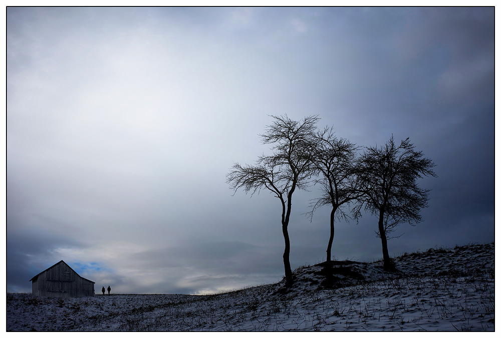 Scheune, Bäume, Himmel ....