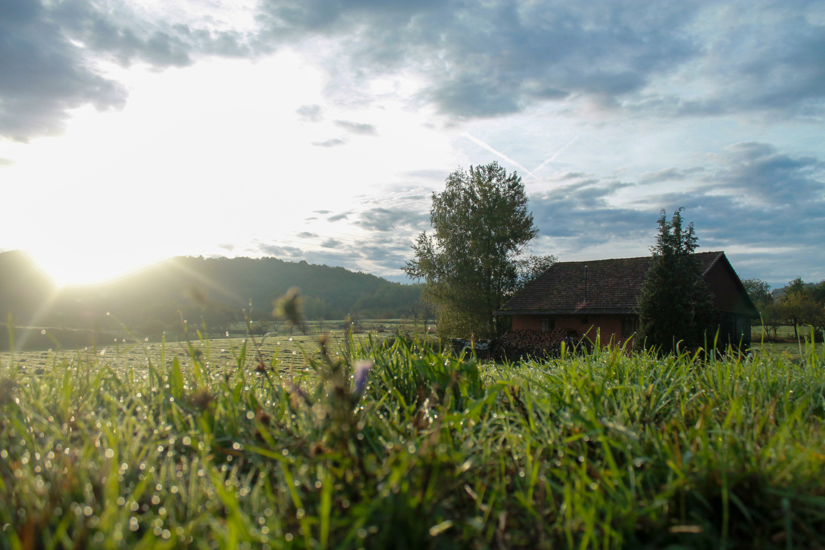 Scheune bei Sonnenaufgang