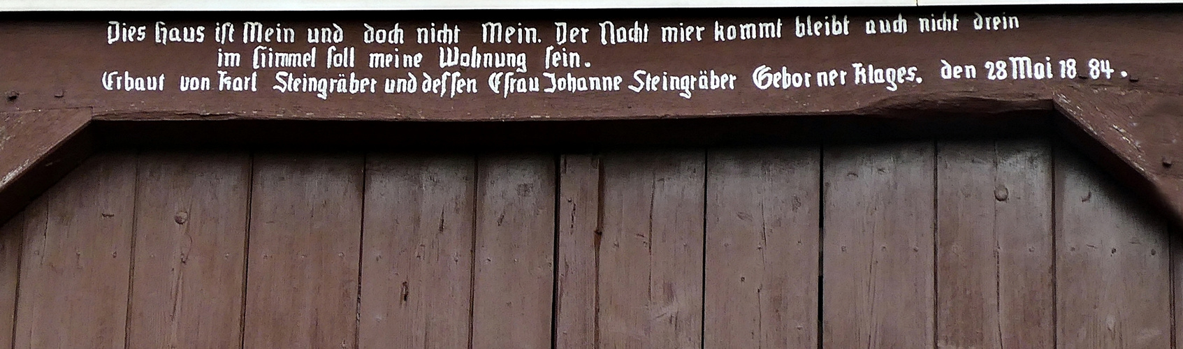 Scheunentor mit Inschrift