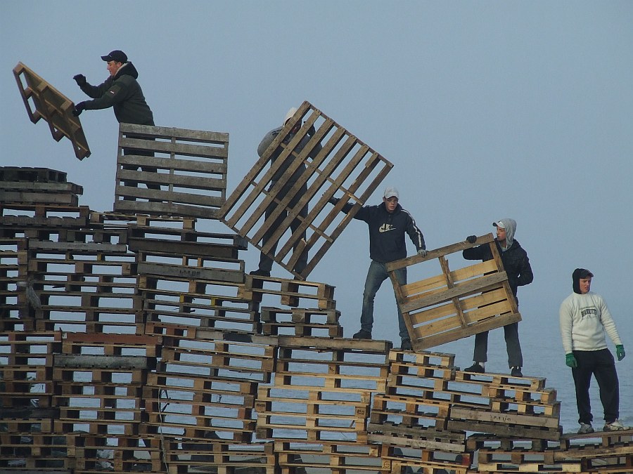 Scheveningen: Wir bauen einen Scheiterhaufen