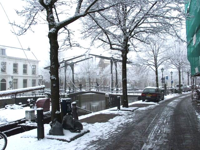 Schiedam innevata lungo il canale