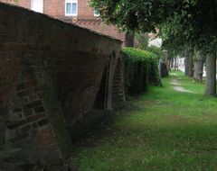 schief gebaute Mauer