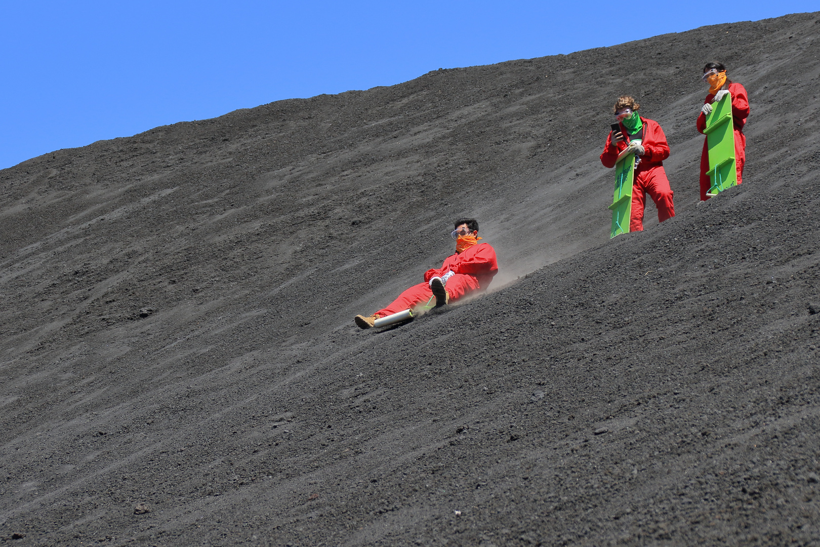 Schiefe Ebene mit „Volcano Boarding“ (1)