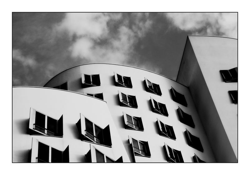 Schiefe Fenster Am Medienhafen