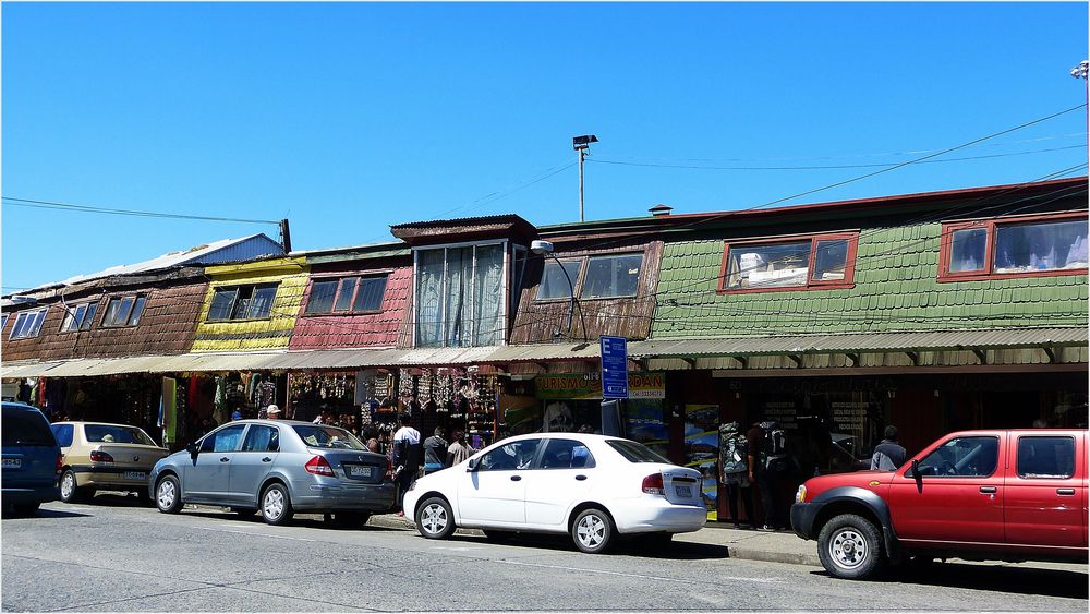 Schiefe Holz-Architektur in Puerto Montt-El Angelno..............