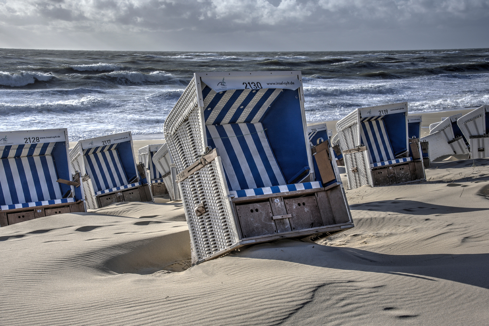 Schiefer Strandkorb auf Sylt