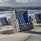 Schiefer Strandkorb auf Sylt