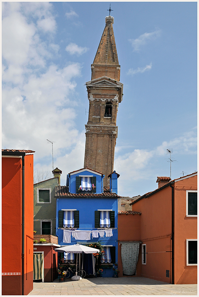 schiefer Turm in Burano