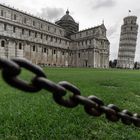 Schiefer Turm und hängende Kette von Pisa 