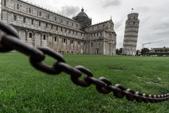 Schiefer Turm und hängende Kette von Pisa 