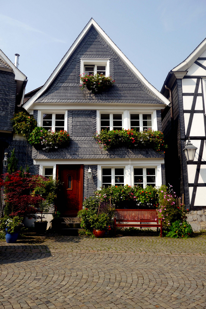 Schieferhaus mit blumenschmuck in Neviges