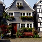 Schieferhaus mit blumenschmuck in Neviges