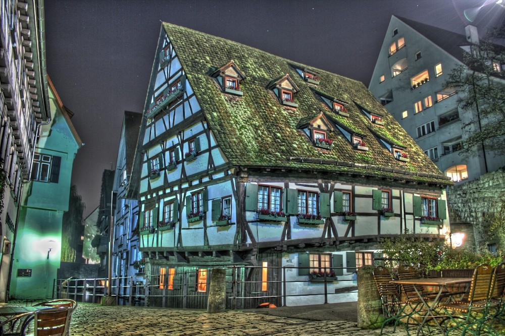 Schiefes Haus