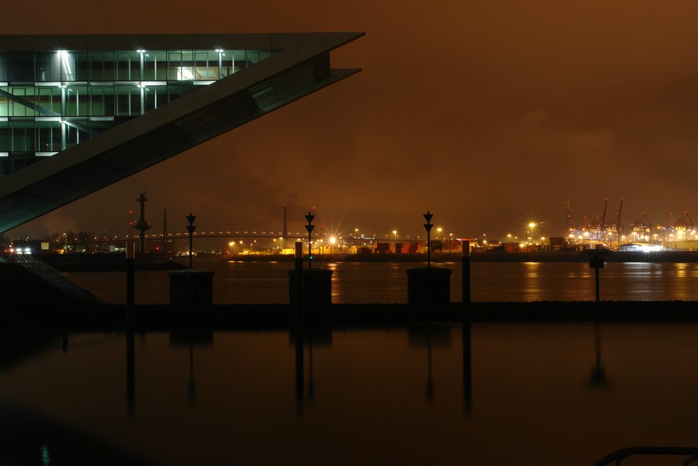 Schiefes Haus am Hafen