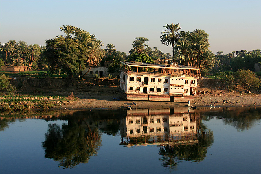 Schiefes Haus am Nil