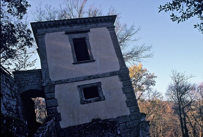 Schiefes Haus im Monsterpark von Bomarzo