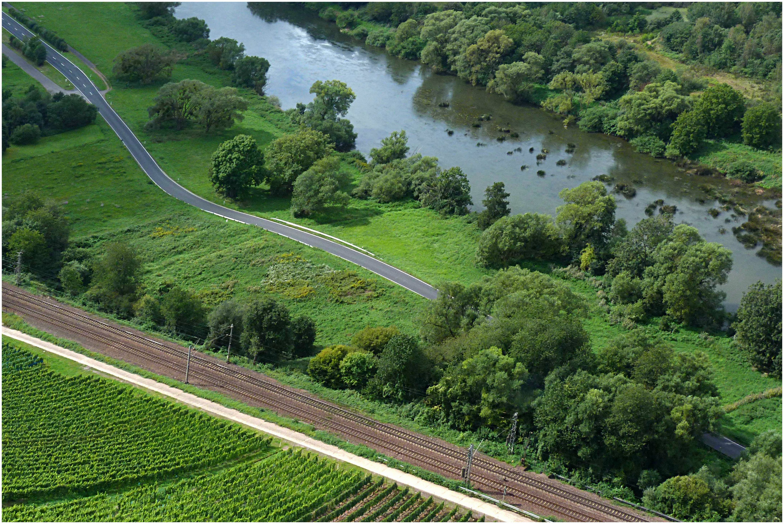 Schiene / Straße / Fluss