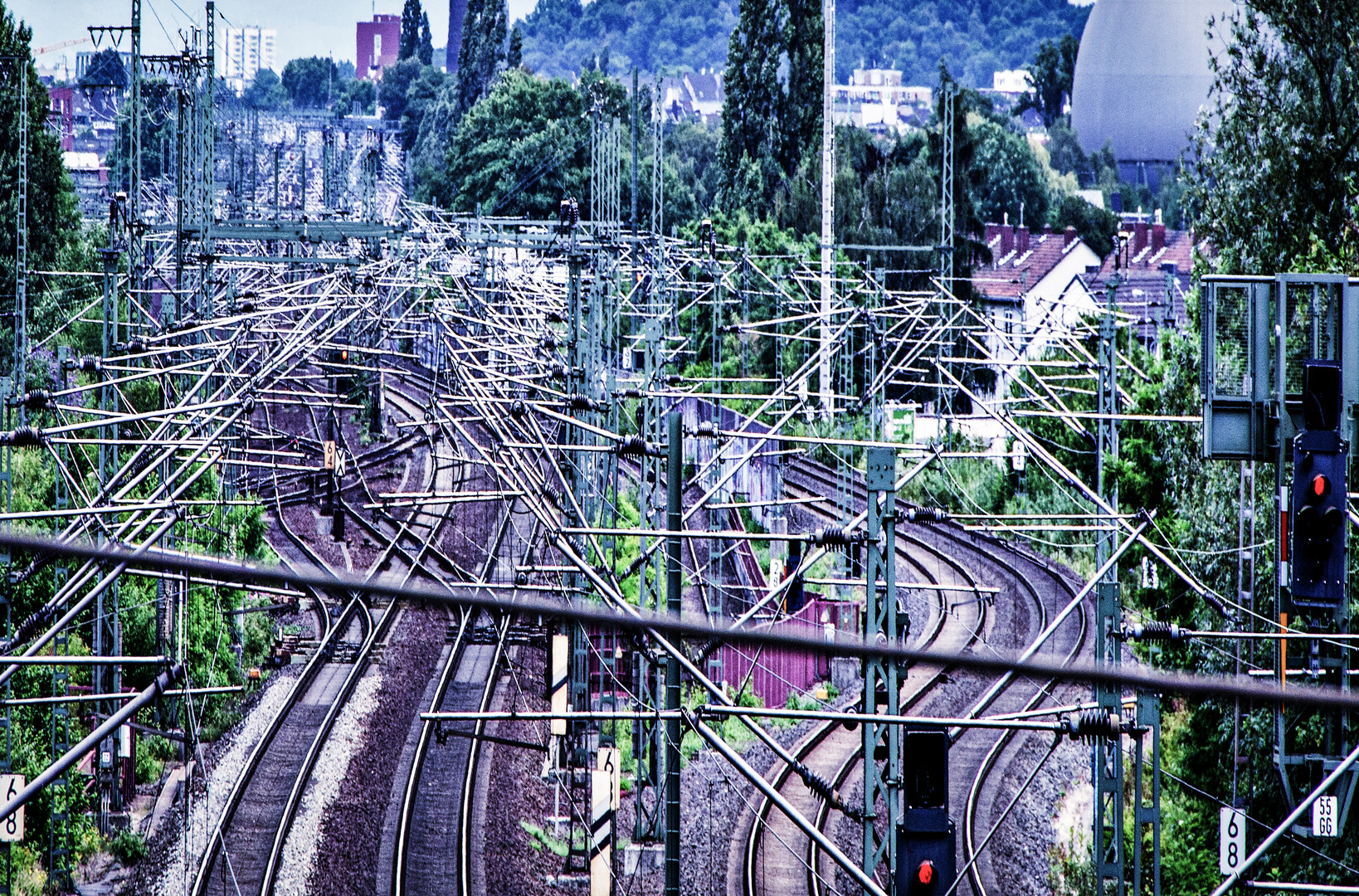 Schienen und Leitungen