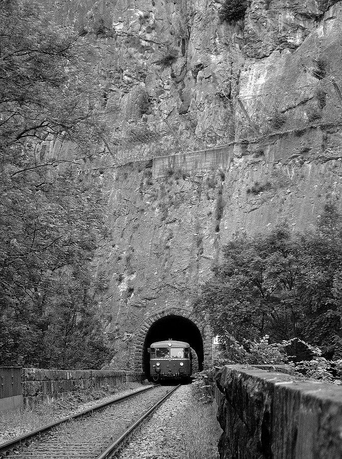 Schienenbus am bekannten Uhu-Tunnel auf der Hönnetalbahn