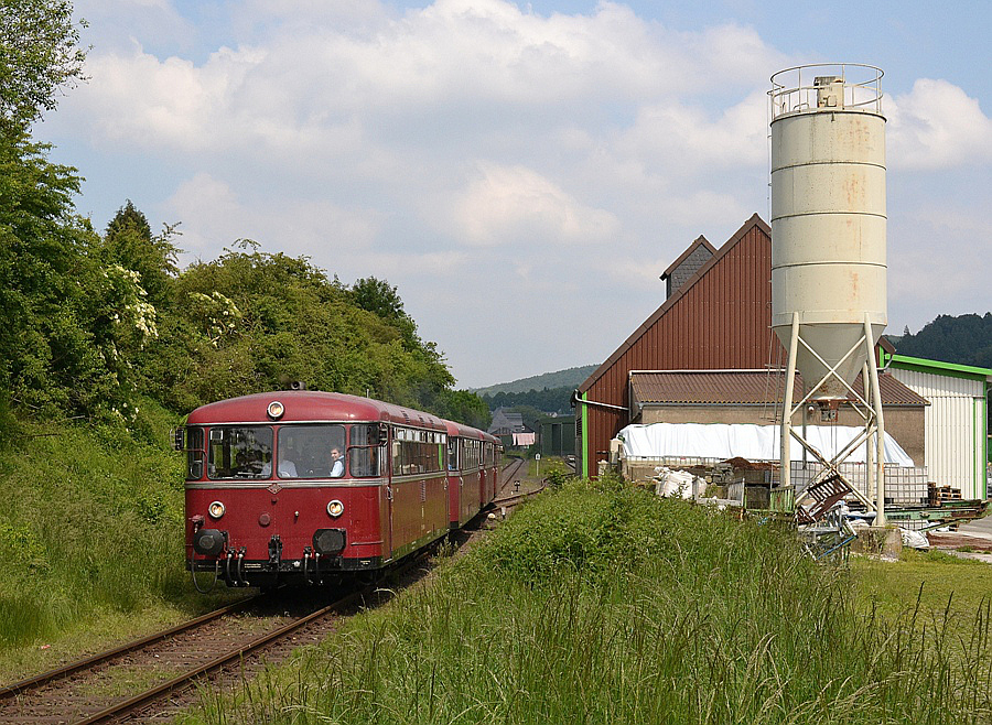 Schienenbus am Raiffeisen-Markt in Balve auf der Hönnetalbahn