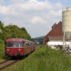 Schienenbus am Raiffeisen-Markt in Balve auf der Hönnetalbahn