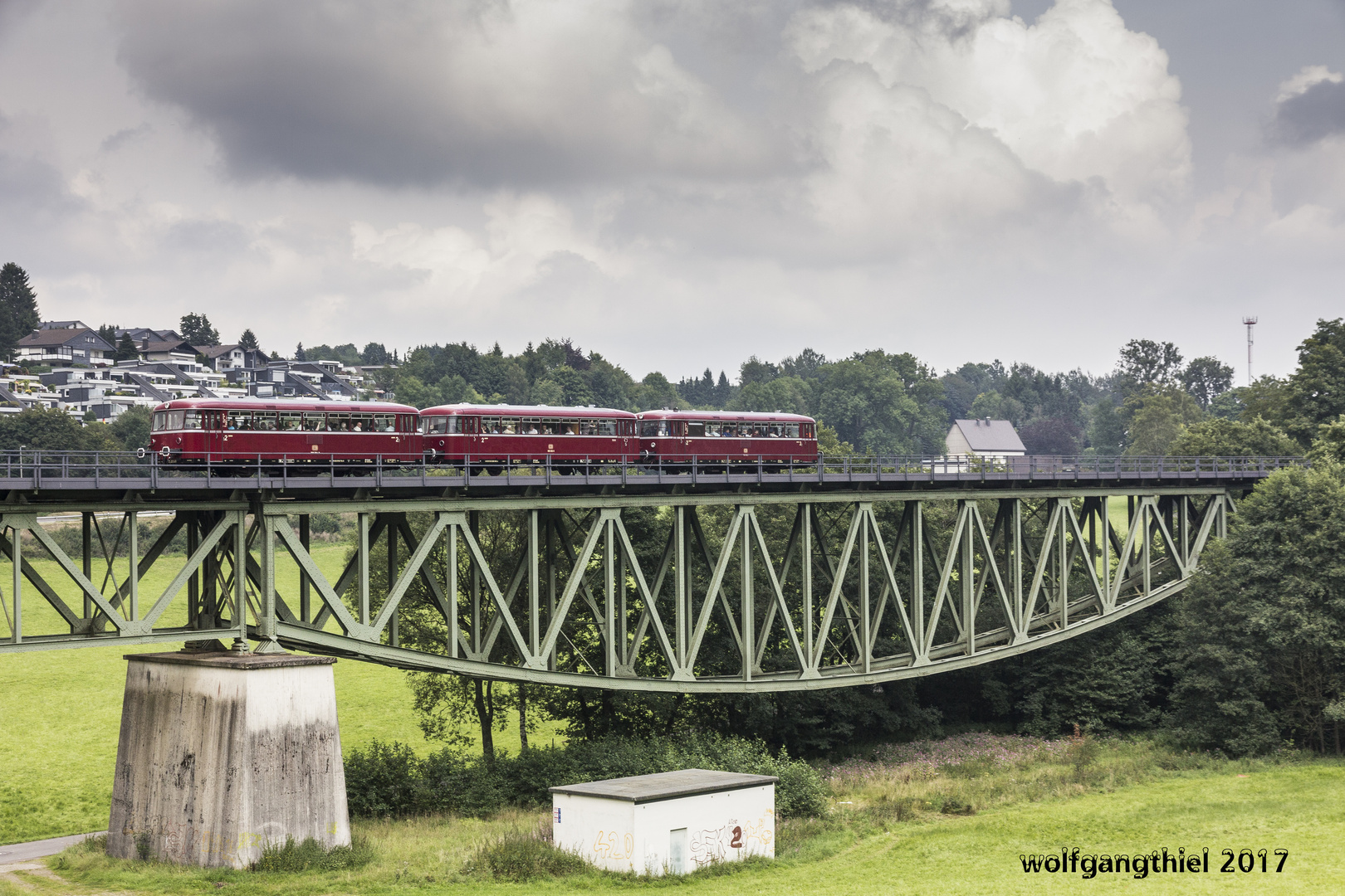 Schienenbus auf dem Scherler Viadukt