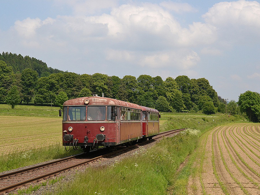 Schienenbus auf der Hönnetalbahn bei Balve