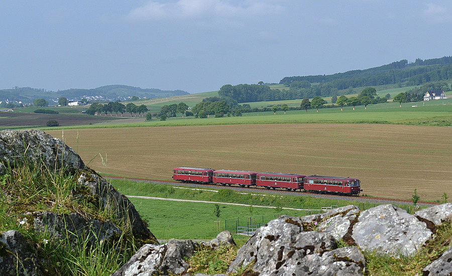 Schienenbus auf der Hönnetalbahn bei Garbeck