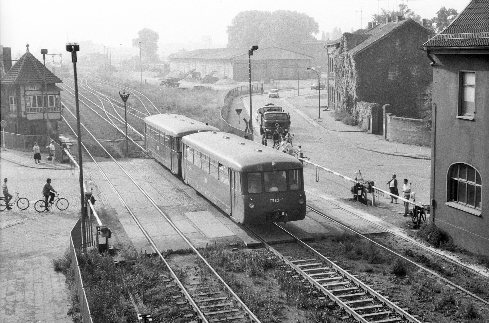 Schienenbus auf der Straße