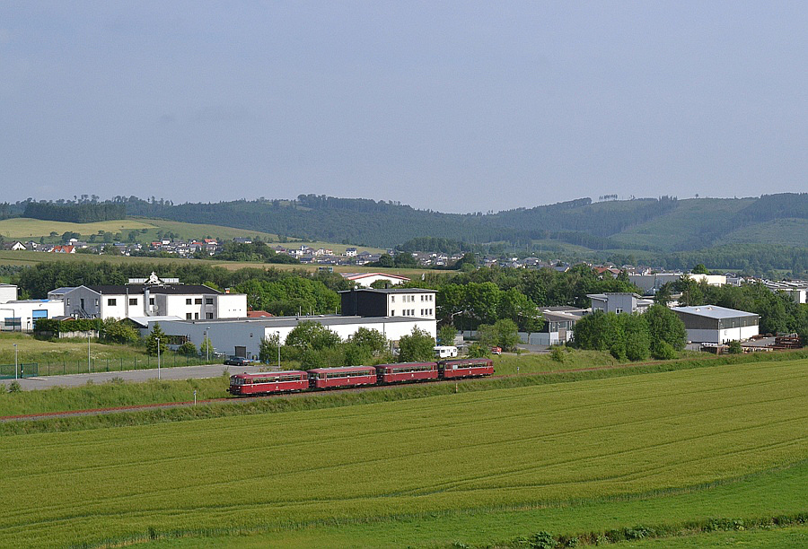 Schienenbus in sauerländischer Landschaft bei Garbeck auf der Hönnetalbahn