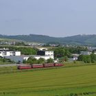Schienenbus in sauerländischer Landschaft bei Garbeck auf der Hönnetalbahn