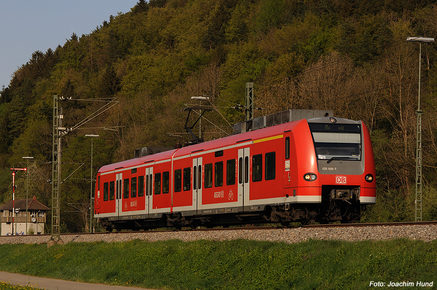 Schienenbus mit Stromabnehmer