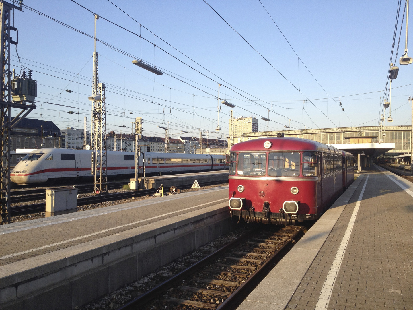 Schienenbus neben ICE