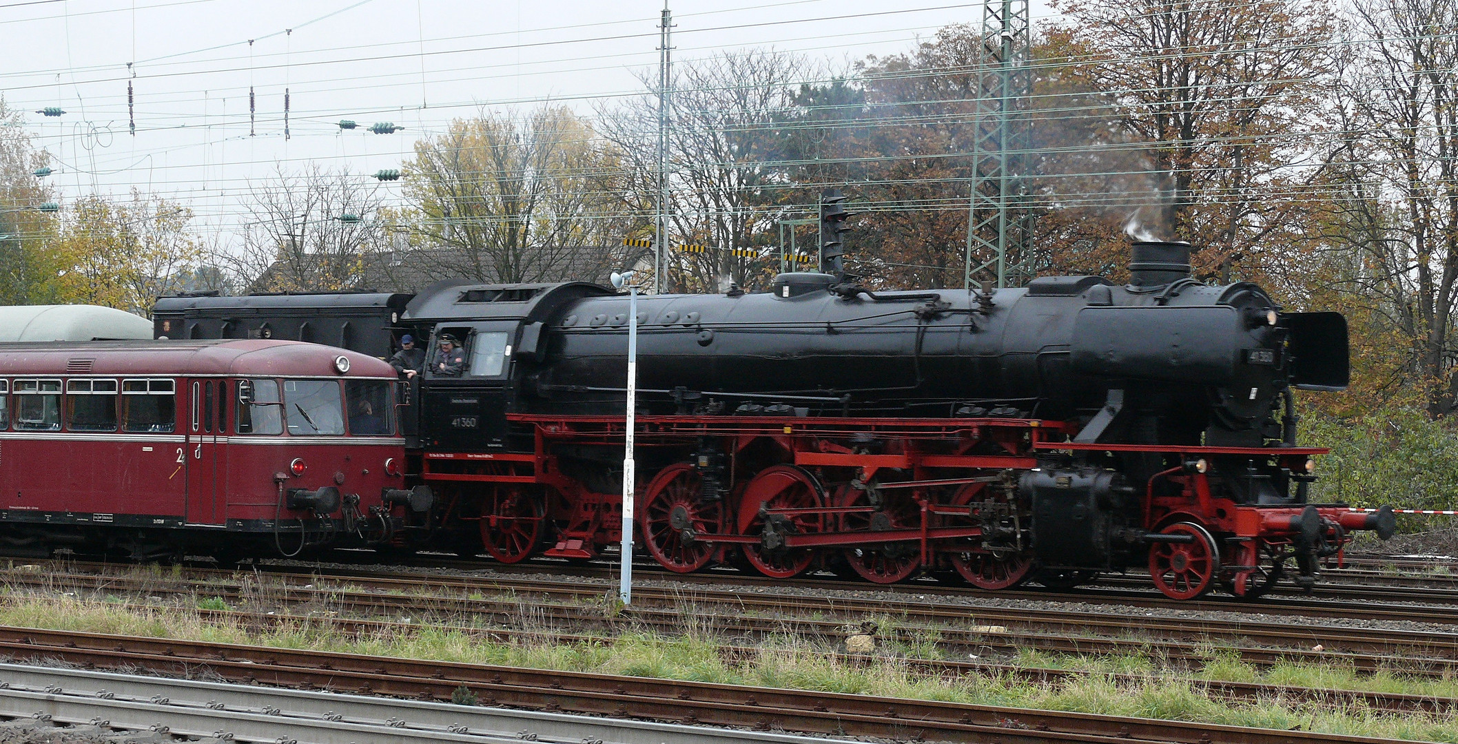 Schienenbus und Dampflok