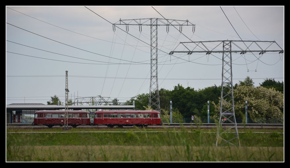 Schienenbus unter Strom