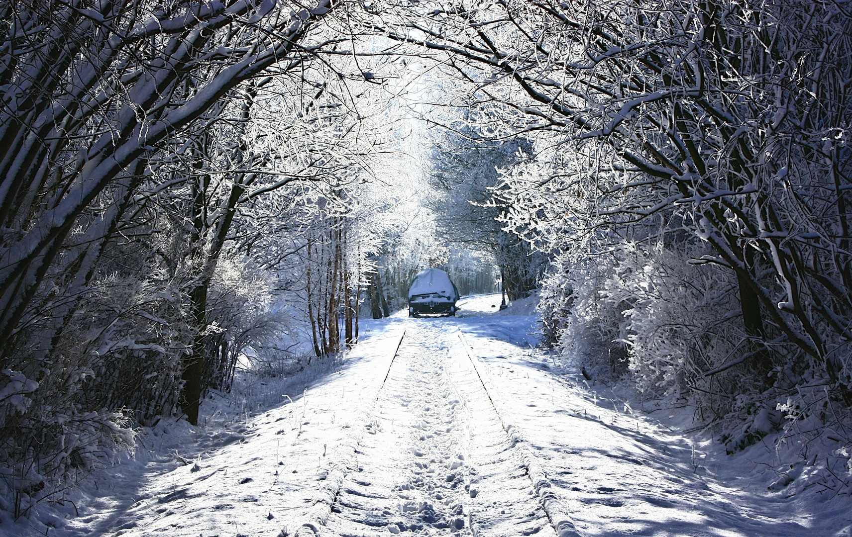 Schienenjeep im Schnee