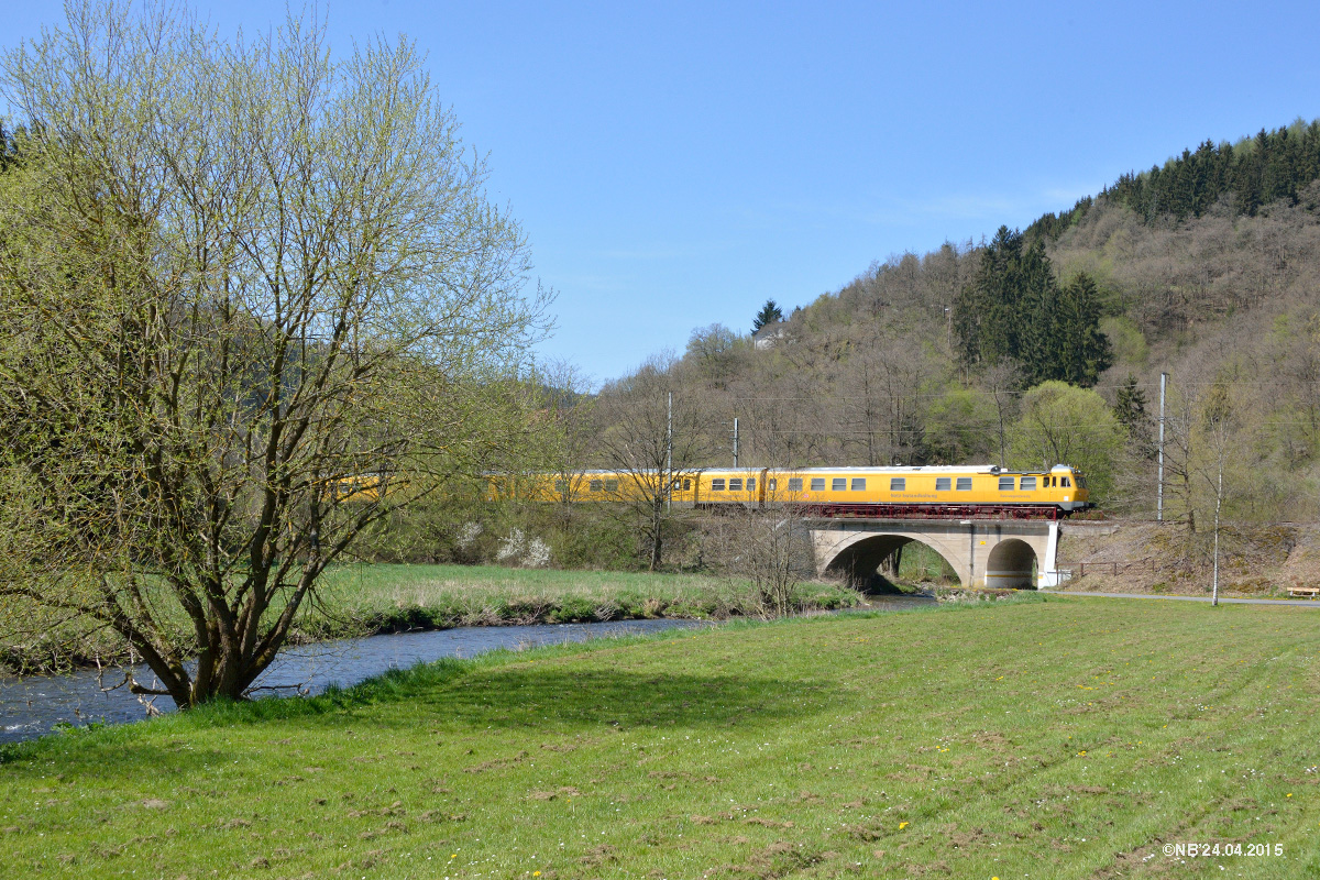 Schienenprüfzug beim Nachbarn tätig