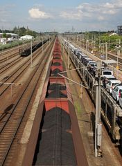 Schienenverkehr am Rande der Autostadt