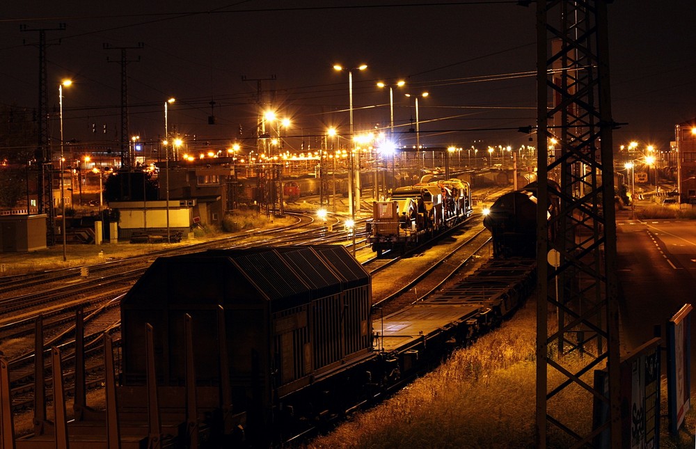 Schienenverkehr bei Nacht