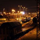 Schienenverkehr bei Nacht