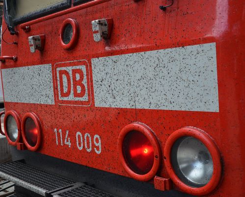 Schienenverkehr gegen Flugverkehr