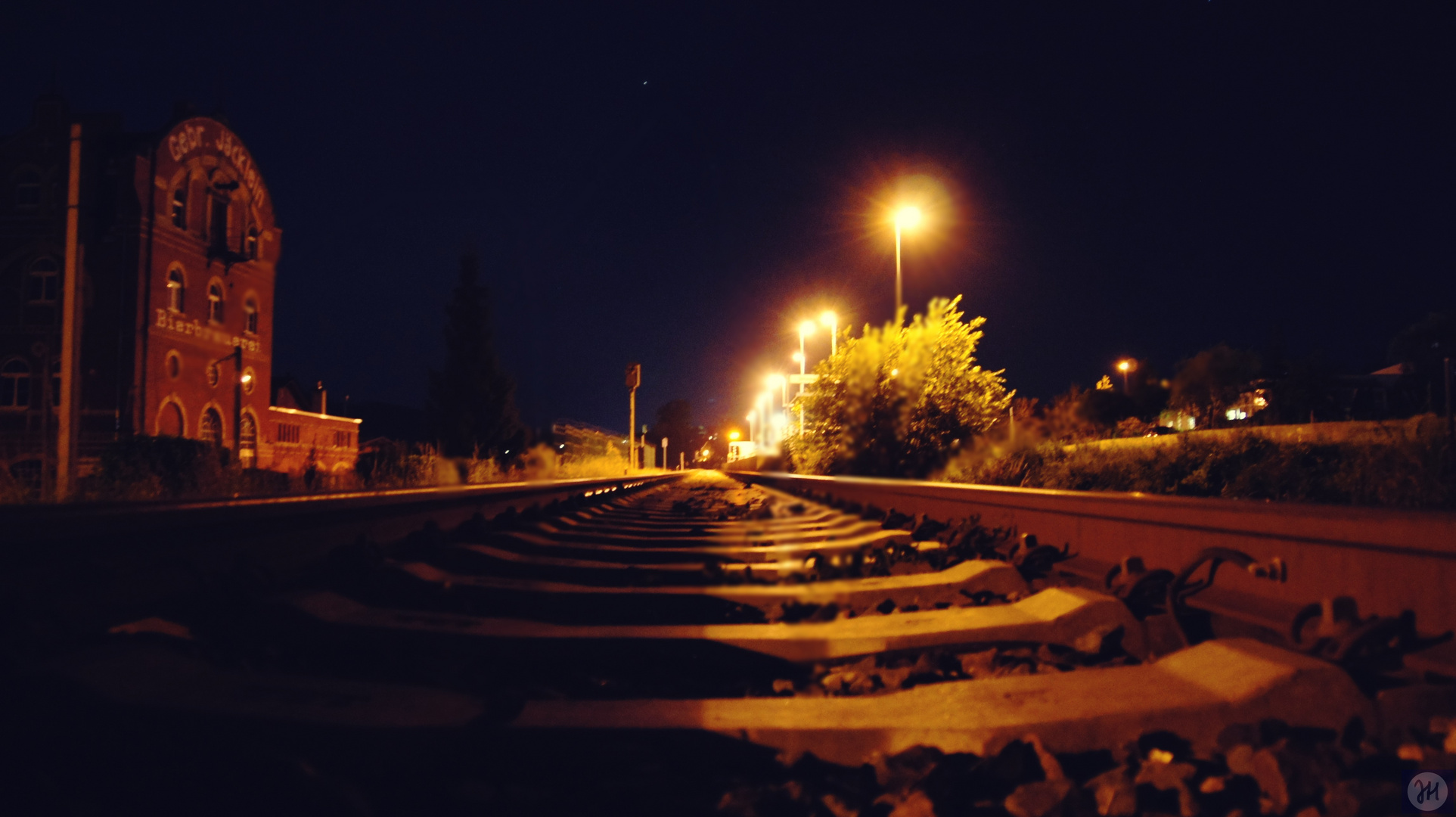 Schienenweg in die Nacht.