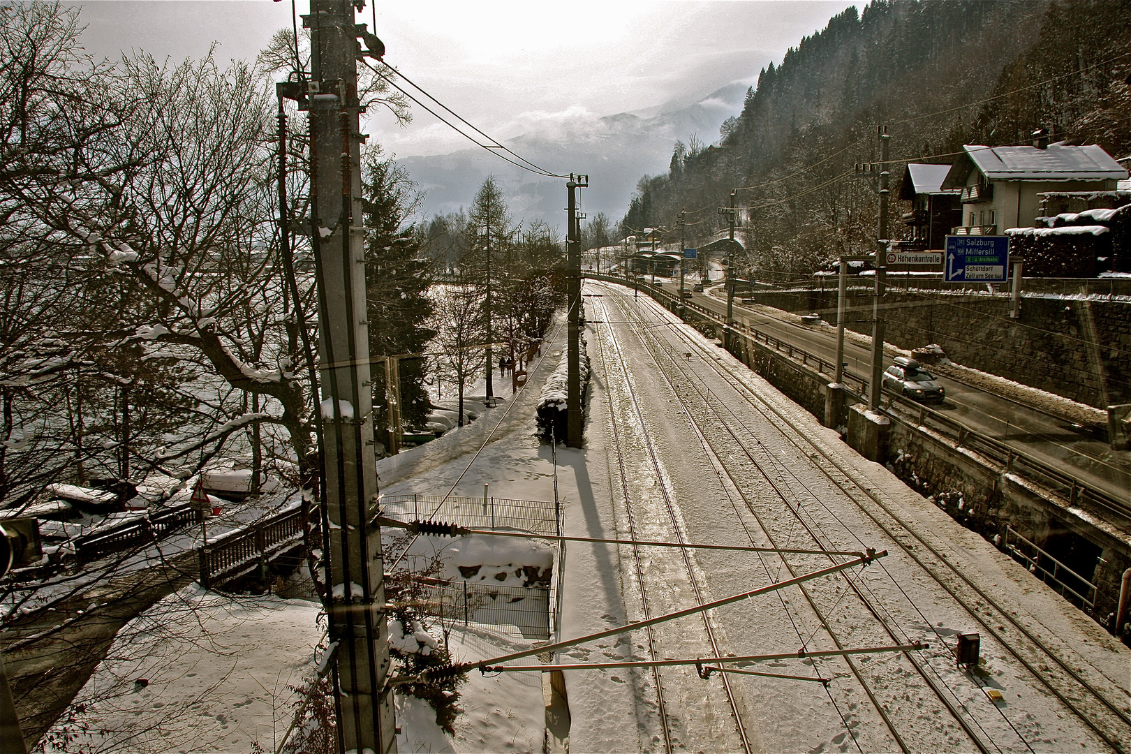 ... Schienenweg in gleißender Sonne ...