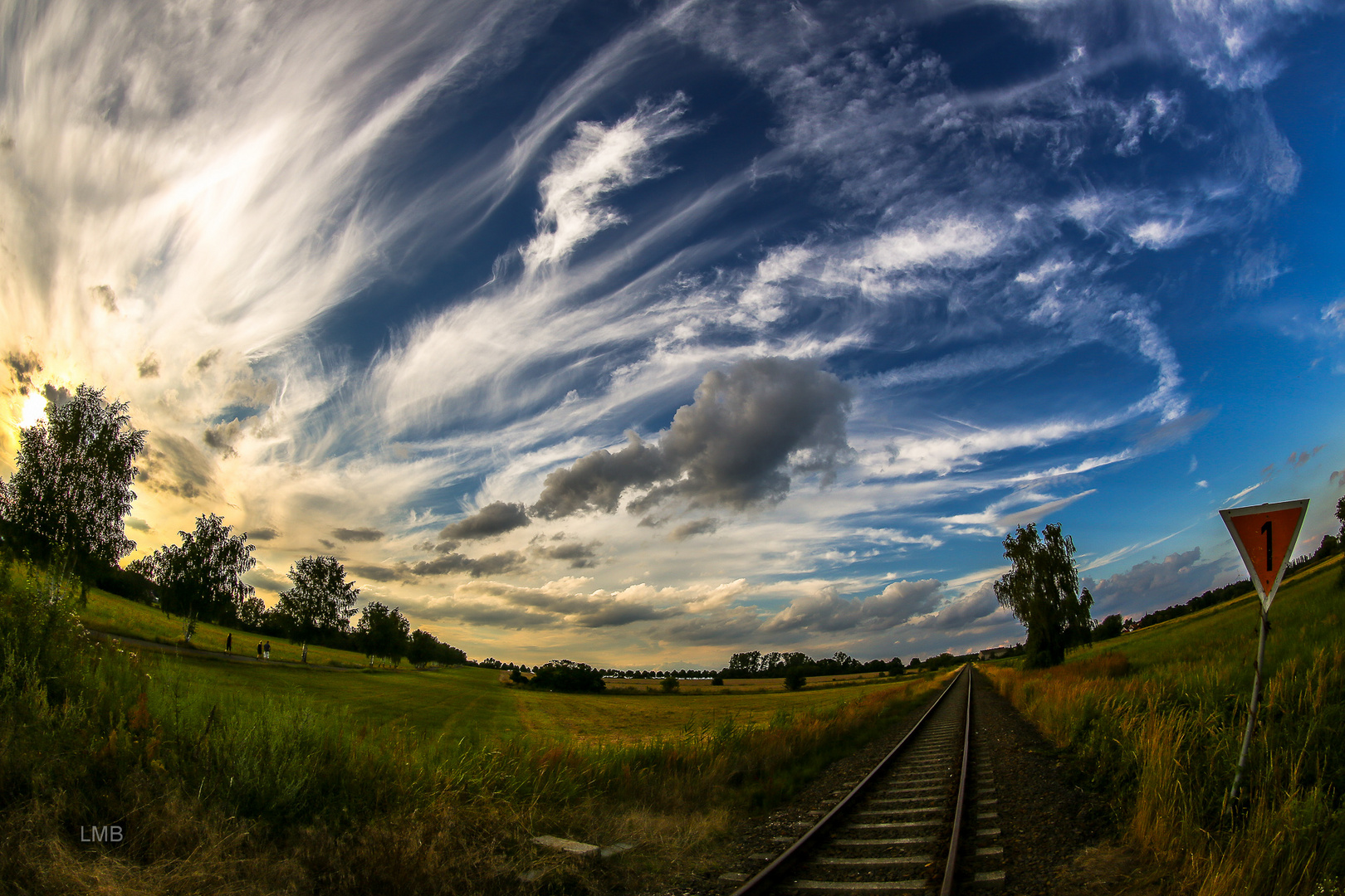 Schienenweg und Himmelszelt